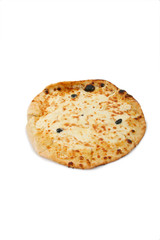 pizza quatre fromage, isolée sur fond blanc