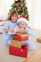 Obraz na płótnie Canvas Happy brother and sister holding Christmas presents