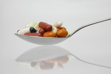 Bunte Tabletten auf Löffel