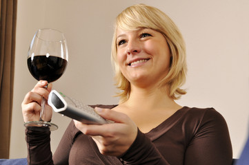 Junge Frau beim Fernsehen