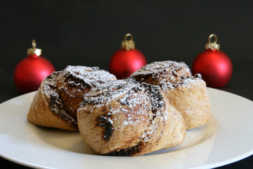 Mohnschnecken mit Weihnachtsdeko