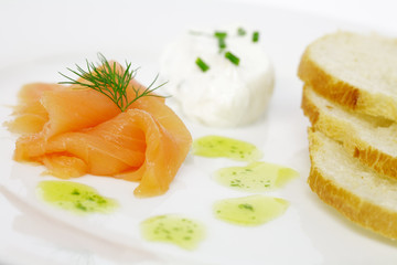 Räucherlachs, mit Kräuterquark und Weißbrotscheiben