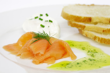 Räucherlachs, mit Kräuterquark und Weißbrotscheiben
