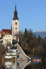 Obraz premium chiesa nel lago