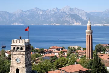 Foto op Plexiglas close-up shot van een klokkentoren en minaret in Antalya © jokerpro