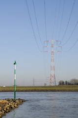 Stromleitung mit Strommast über dem Rhein