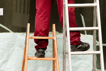 Sicherheit in der Arbeit.  Mann auf Leiter
