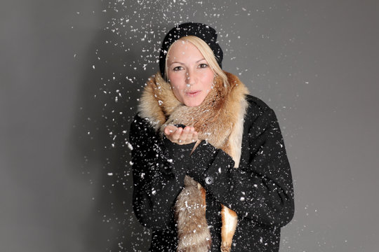 winter frau im mantel, m&uuml;tze und schal