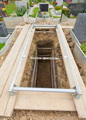 Offenes, leeres Grab auf einem Friedhof