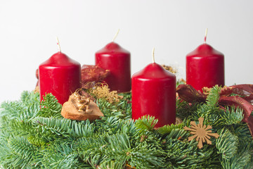 Adventskranz mit roten Kerzen