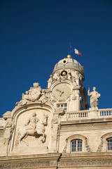 Obraz premium sculptures at the top of building