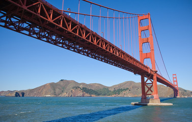 Fototapeta na wymiar Golden Gate Bridge z dołu