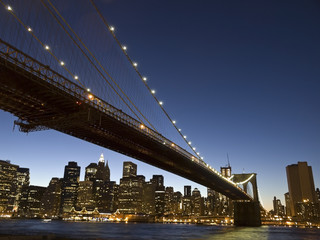Fototapeta na wymiar Brooklyn Bridge na zmierzchu