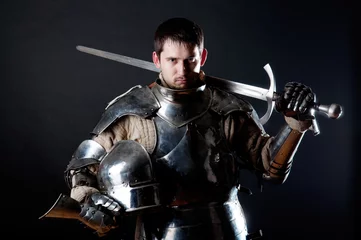 Foto op Plexiglas Grote ridder die zijn zwaard en helm vasthoudt © Fxquadro