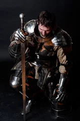 Fototapeten Großer Ritter mit Schwert und Helm © Fxquadro