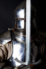 Grand guerrier avec épée et armure lourde