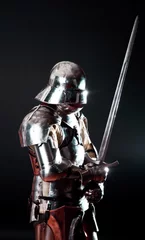  Zware gepantserde ridder in gevechtspositie © Fxquadro