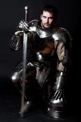 Photo sur Plexiglas Chevaliers Grand chevalier tenant son épée et son casque