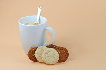 Eine Tasse Kaffee mit Keksen