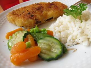 Schnitzel Wiener Art mit Gemüse und Reis