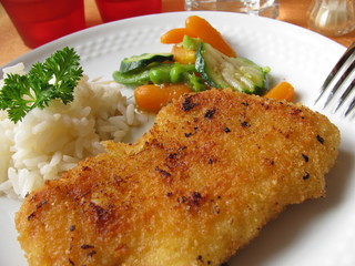 Schnitzel Wiener Art mit Gemüse und Reis