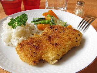 Schnitzel Wiener Art mit Gemüse und Reis