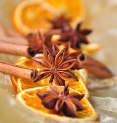Sternanis auf getrockneter Orange