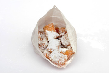 Schmalzgebäck in einer Papiertüte