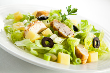 Vegetable salad with roasted chicken