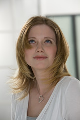 Frau,Portrait Emotionen, schaut liebevoll nach oben