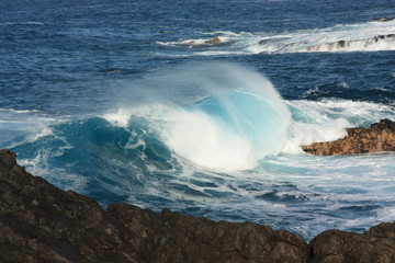 Welle im Meer mit Schaum und spritzern