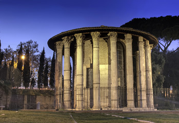 Fototapeta na wymiar Blaue Stunde, Tempel des Hercules Victor, Rom