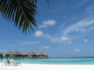 Fototapeta na wymiar Maldives water house and beach