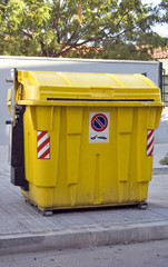 contenedor de basura amarillo