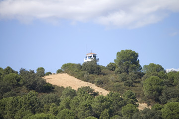 Torreta de vigilancia en lo alto de un monte