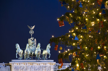 berlin brandenburg gate with christmas tree at night © flashpics