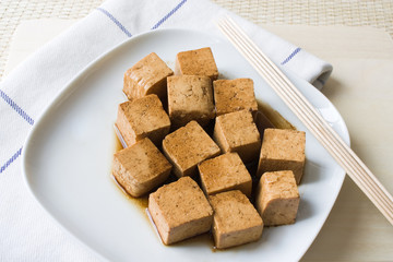 Marinierter Tofu mit Spießen