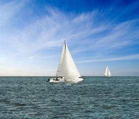 Obraz na płótnie Canvas Jacht żaglowy regaty w morzu