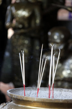 batonnets d'encens allum&eacute;s