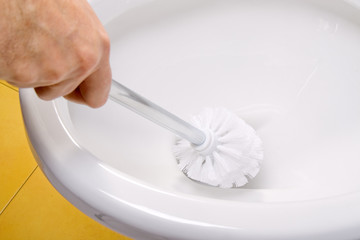 cleaning toilet bowl