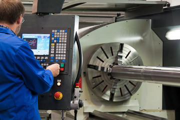 Älterer Arbeiter der Metallindustrie an CNC Fräsmaschine.