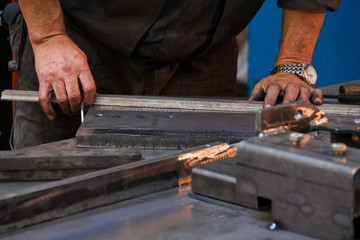 Hände eines Arbeiters in der Metall Industrie