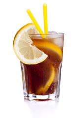 Cuba Libre mit gelben Strohhalmen