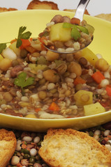 Zuppa di legumi e cereali