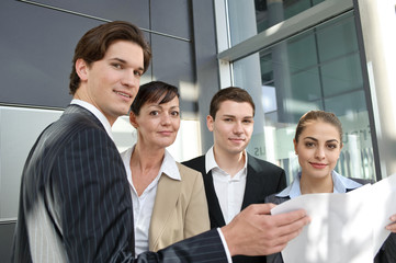 business team bespricht sich mit unterlagen in der hand