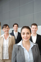 freundliche frau mit business team in r&uuml;cken in b&uuml;ro