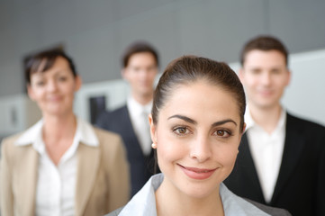 freundliche frau mit business team in rücken in büro