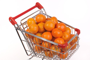 einkaufswagen mit mandarinen