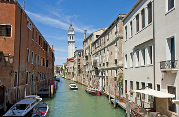 Fototapeta na wymiar Venice Canal Toward Bell Tower