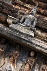 Fototapeta na wymiar Statue de Bouddha en pierre